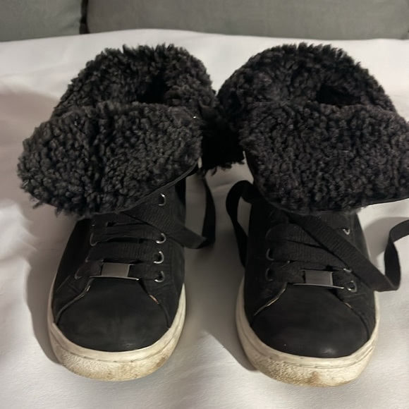 Cute black UGG sneakers in size 5 - Picture 5 of 5